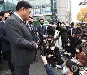 이태원 119안전센터 방문한 뒤 취재진 질문에 답하는 정진석