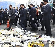 이태원 참사 추모공간에 헌화하는 정진석 비대위원장