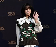 [TEN 포토] 조유리 '청순미 뿌리는 인사'