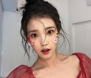 아이유, 얼굴에 꽃 붙이더니 화사한 디즈니 공주님 됐네