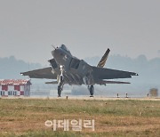 한국형전투기 KF-21 2호기 최초 비행 성공…1호기 이후 4개월만