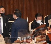 [포토]본회의, '논의하는 여야 원내대표'