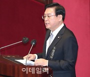 [포토]'인사말하는 정우택'