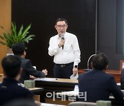 [포토] 농협 스마트시스템 토론하는 우성태 농업경제대표