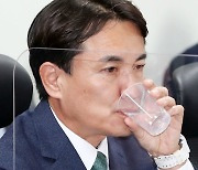 물 마시는 김진태 강원지사