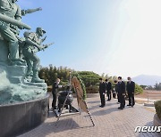 부산 충혼탑 찾은 박민식 처장