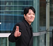 [E포토] 김래원, '카리스마 넘치는 멋진 손인사'