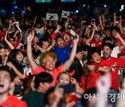 축제도, 월드컵 거리응원도 없다…조용하고 무거운 연말 예고