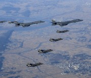 B-1B '랜서' 2대 美폭격기 "2시간 거리 괌에서, 출격 대기"