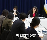 [포토] 답변하는 테아 켄들러 미국 상무부 차관보