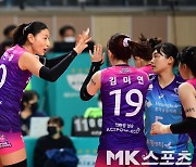 김연경 ‘기분 좋은 하이파이브’ [MK포토]