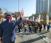 쌀값 하락에 또 나락 쌓은 농민들…"尹정부는 자격 미달"