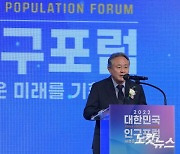 축사하는 이홍정 총무