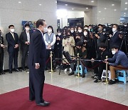 ‘웃기고 있네’ 필담 논란 김은혜 경질론 선긋기...尹 “종합적으로 이해해 달라”