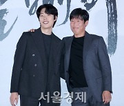 류준열·유해진, 훈훈한 어깨동무 [SE★포토]