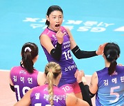 노련한 김연경-화끈한 옐레나 36점 합작···흥국생명, GS칼텍스 제압