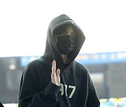 [T포토] 영훈 '팬들 반가워요'