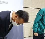 인사하는 김성호 재난안전관리본부장