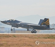 국산 전투기 KF-21 시제2호기 최초비행 성공