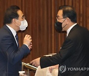 대화하는 주호영 원내대표와 박홍근 원내대표