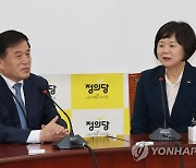 이진복 정무수석 접견해 인사말하는 이정미 대표