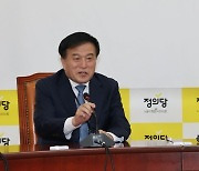 이정미 대표 예방해 인사말하는 이진복 정무수석