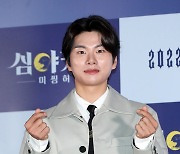 [E포토] 이이경, '심야카페에서 하트 받아가세요'