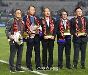 [포토]특별 공로패 받는 축구 레전드들