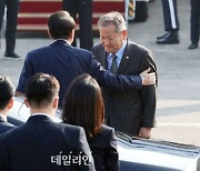 윤 대통령, 환송 나온 이상민 장관 '어깨 툭'