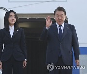 환송나온 이상민에 `어깨 툭`…尹대통령, 캄보디아行