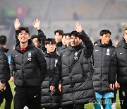 [포토] '실망시키지 않겠습니다' 팬들에게 인사하는 축구대표팀