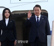 윤 대통령, 동남아 출국···배웅 나온 이상민 장관 어깨 ‘툭툭’