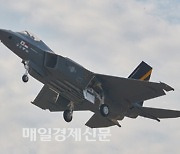 S. Korea succeeds in maiden flight of 2nd supersonic fighter jet prototype