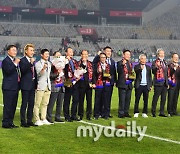 [MD포토] 축구대표팀 건승을 위해서 레전드들의 화이팅!