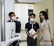 캄보디아 앙두엉 병원 둘러보는 김건희 여사