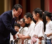 어린이 합창단 격려하는 윤석열 대통령