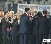 한국축구 레전드 격려하는 정몽준 이사장 [사진]