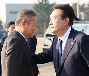 尹, 캄보디아로 출국 환송 나온 이상민 어깨 ‘툭툭’