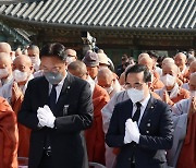 합장하며 이태원 참사 희생자 애도하는 정진석·박홍근