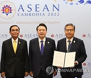 태국 총리와 기념촬영하는 윤석열 대통령