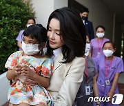 김건희 여사, 해외서 봉사하는 의료진 격려 "희망·꿈의 장소"