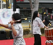 [포토]"도심서 즐기는 가을"…전주 오거리문화광장서 '공연페스타'