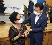 이승로 성북구청장 '현장구청장실' 찾아 구청 직원 칭찬한 어르신 사연?