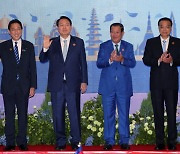 尹대통령-中리커창 환담…"`한반도 비핵화` 건설적 中역할 피력"