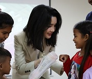 김건희 여사, 캄보디아 병원 찾아 "이곳은 희망·꿈의 장소"