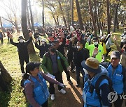 대체로 흐린 날씨 속 전국 곳곳 막바지 단풍 행렬 '북적'