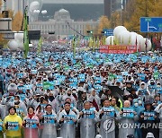 구호 외치는 노동자대회 참가자들