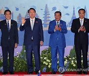 尹대통령-中리커창 환담…"'한반도 비핵화' 건설적 中역할 피력"