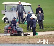 [Ms포토]기계를 이용한 벙커 정리 '물이 많아요'