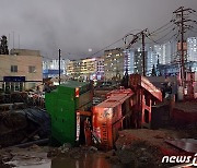 충남 천안 대형 크레인 고압선 덮쳐…일부 지역 정전